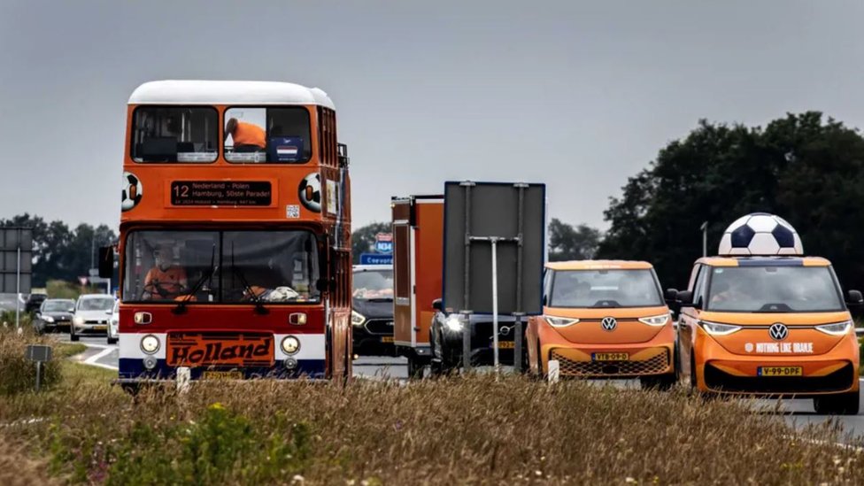 Konvoj narandastih vozila iz Holandije stigao je u Hamburg/EPA