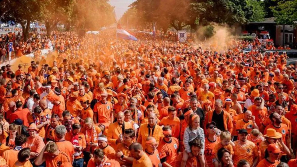 Oko 30.000 holandskih navijaa uestvovalo je na paradi na ulicama Hamburga, a polovina njih prisustvovala je meu protiv Poljske u nedelju/Getty Images