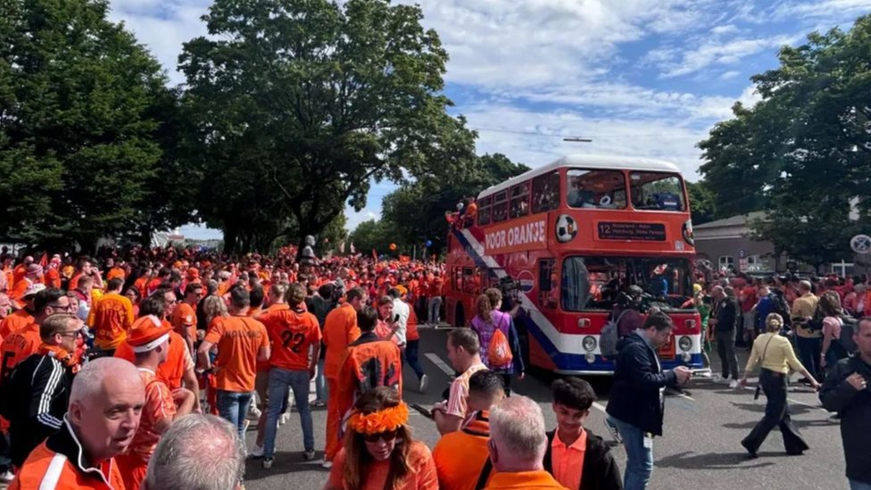 Autobus na sprat holandskih navijaa predvodio je paradu 50. put u nedelju u Hamburgu/BBC Sport