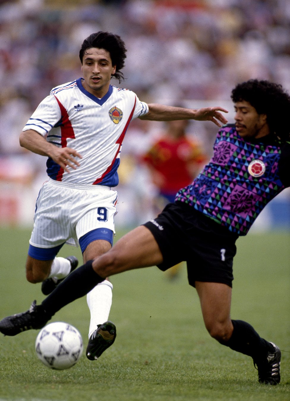 Darko Panev na Mudijalu u Italiji 1990. u duelu sa kolumbijskim golmanom Reneom Igitom/Getty Images