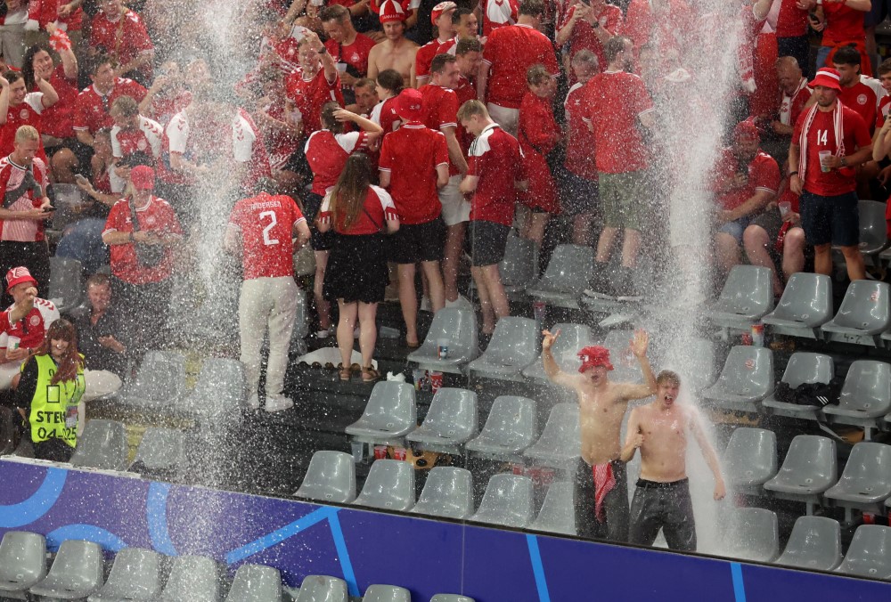 Navijai Danske pod vodopadom na tribini stadiona u Dortmundu/GEORGI LICOVSKI/EPA-EFE/REX/Shutterstock