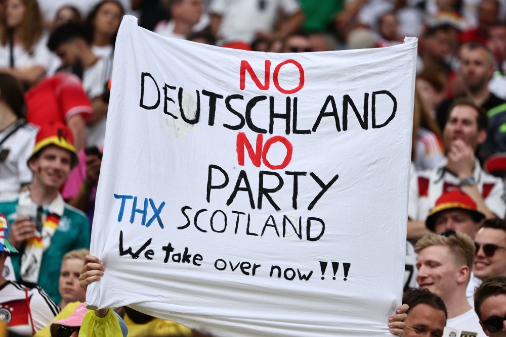 Poruka Nemaca koji su preuzelu slogan kotlanana: 'Bez Nemaca nema zabave - hvala koti, od sad mi preuzimamo'/ANNA SZILAGYI/EPA-EFE/REX/Shutterstock