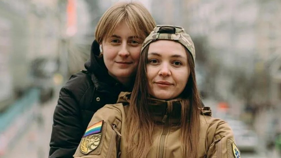 Marija (u vojnikoj opremi) i njena verenica Dijana ile su na Prajd u Kijevu poetkom meseca/BBC