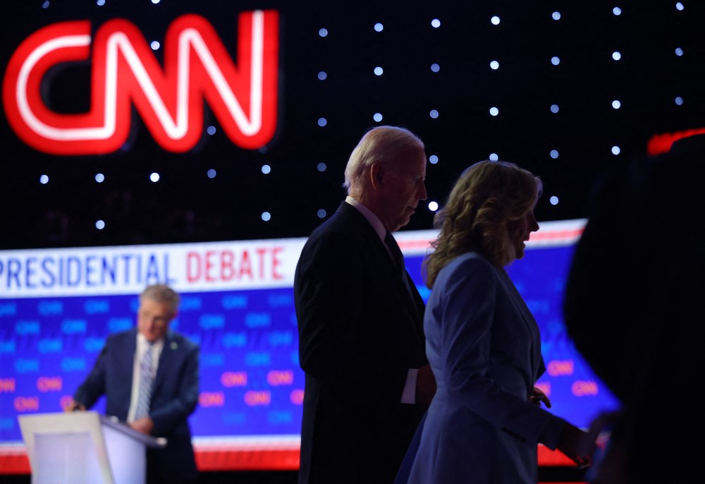 Bajden sa suprugom naputa CNN studio u Atlanti posle debate u kojoj je bio prilino lo/REUTERS/Brian Snyder
