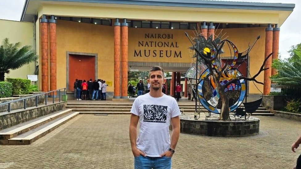 Bojan Babi kod Nacionalnog muzeja u Najrobiju/BBC/Bojan Babic