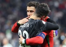 Ronaldo u zagrljaju portugalskog spasioca, golmana Dioga Kote/MOHAMED MESSARA/EPA-EFE/REX/Shutterstock
