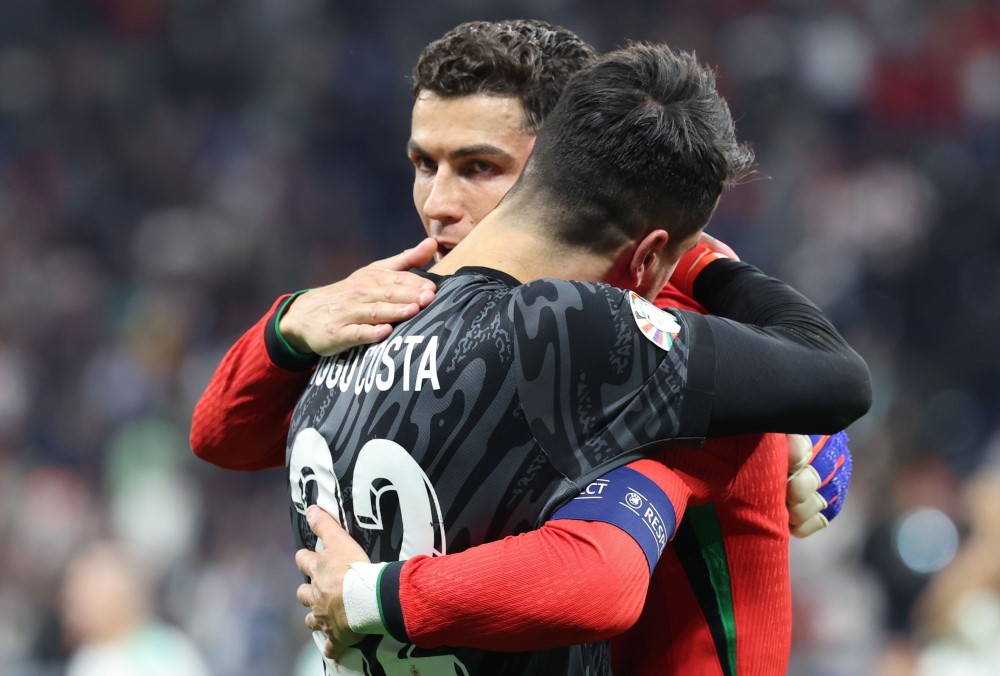 Ronaldo u zagrljaju portugalskog spasioca, golmana Dioga Kote/MOHAMED MESSARA/EPA-EFE/REX/Shutterstock