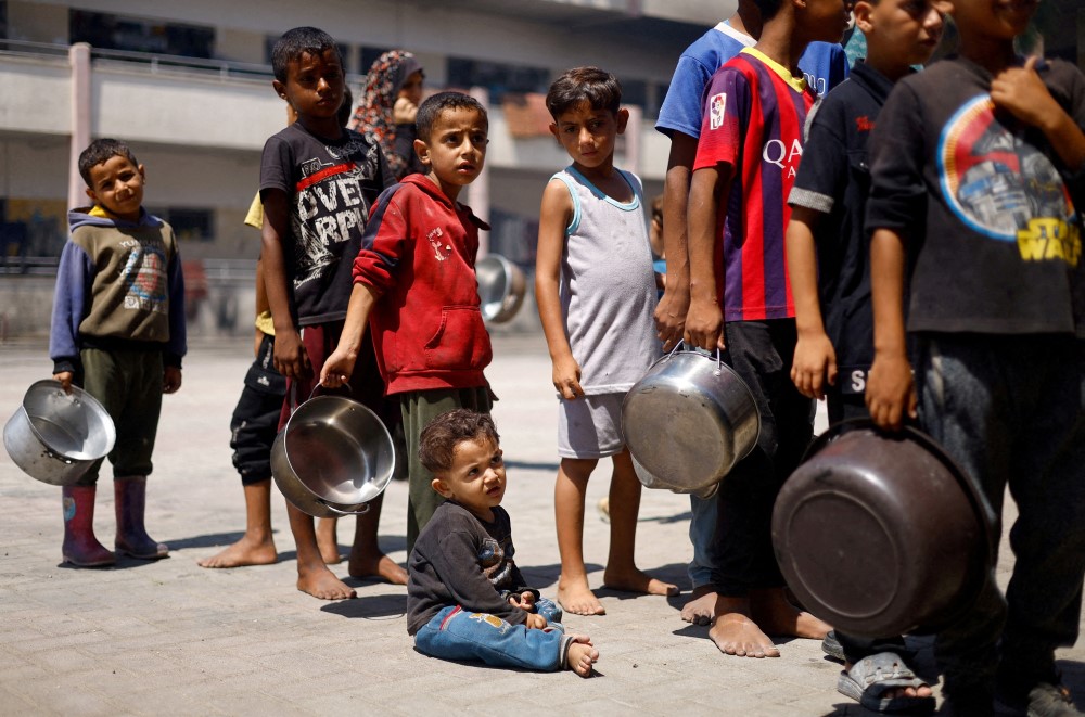Deca u Pojasu Gaze ekaju u redu da dobiju malo hrane/REUTERS/Mohammed Salem