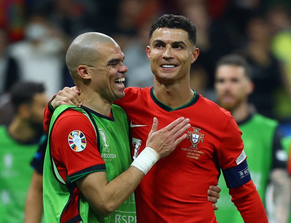 Dvojica veterana i dalje nose portugalski tim: Pepe (41 godina) i Ronaldo (39)/REUTERS/Kai Pfaffenbach