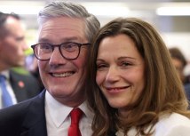 Kir Starmer sa suprugom Viktorijom posle pobede laburista na izborima u UK/REUTERS/Claudia Greco