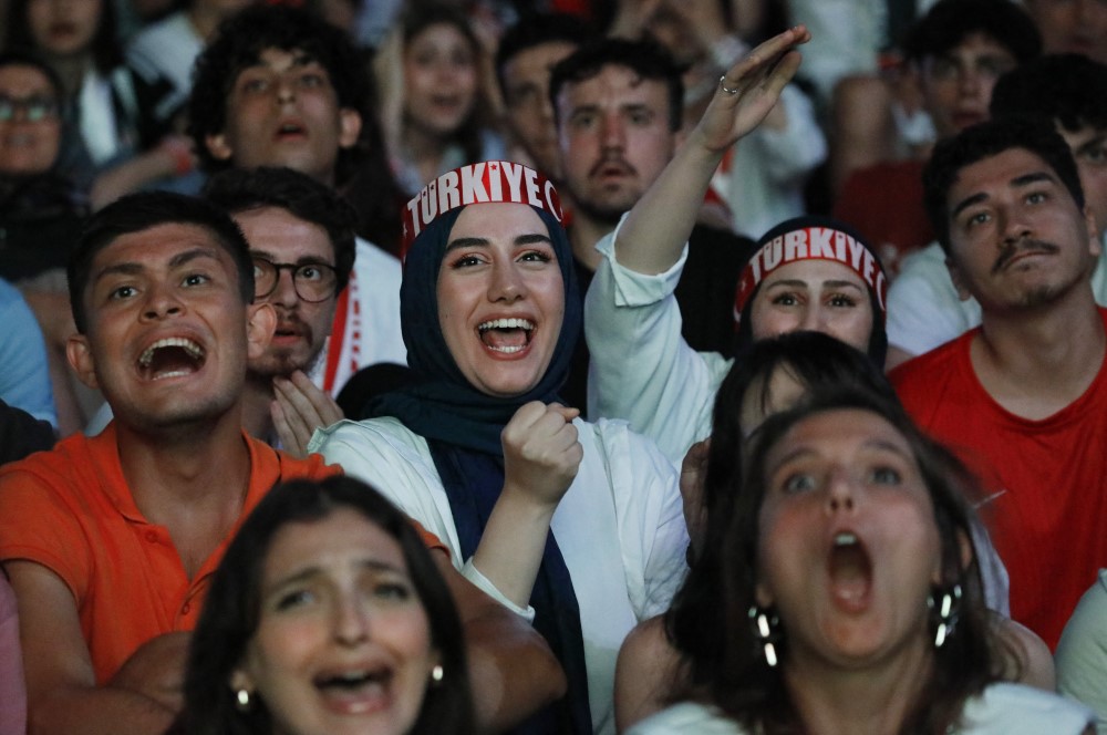 Navijai Turske su ovako pratili me na trgu u Istanbulu/REUTERS/Dilara Senkaya