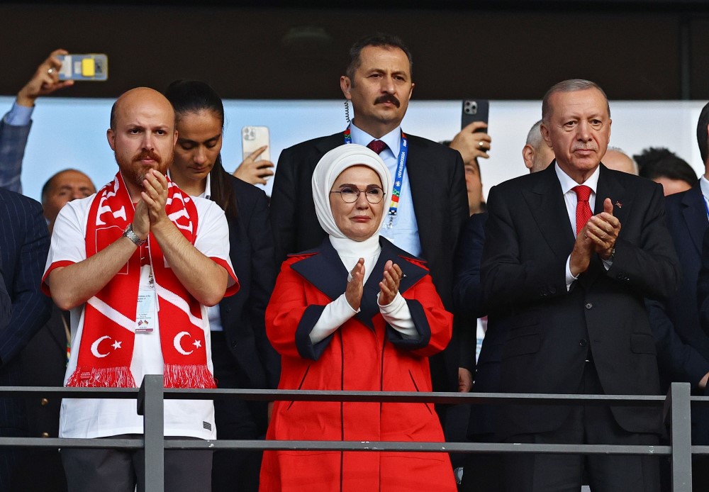 Porodica Erdogan na tribinama stadiona u Berlinu (s leva na desno): Nedmedin (sin), Ermina (supruga predsednika) i Redep Tajip Erdogan/FILIP SINGER/EPA-EFE/REX/Shutterstock