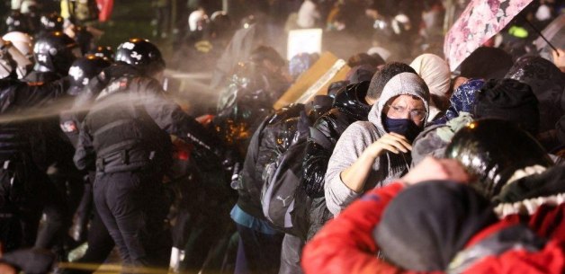 Policajci prskaju demonstrante biber sprejevima u Istanbulu 23. marta 2025./REUTERS/Umit Bektas