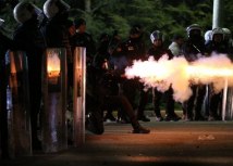Policija je ispaljivala suzavac na pristalice uhapenog gradopnaelnika Istanbula tokom demonstracija koje je vlast inae zabranila/NECATI SAVAS/EPA-EFE/REX/Shutterstock
