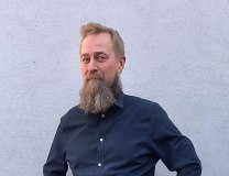 Arve Hjalmar Holmen je savestan Norveanin koji nikada nije imao problema sa zakonom, kau njegovi advokati. etbot ga opisuje kao ubicu dece/Arve Hjalmar Holmen