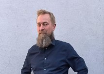 Arve Hjalmar Holmen je savestan Norveanin koji nikada nije imao problema sa zakonom, kau njegovi advokati. etbot ga opisuje kao ubicu dece/Arve Hjalmar Holmen
