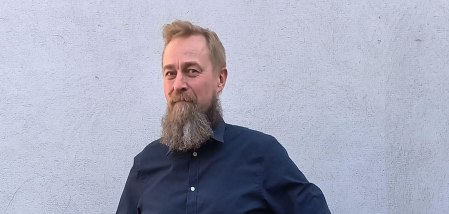 Arve Hjalmar Holmen je savestan Norveanin koji nikada nije imao problema sa zakonom, kau njegovi advokati. etbot ga opisuje kao ubicu dece/Arve Hjalmar Holmen