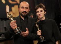 Hamdan Balal (levo) sa Oskarom u ruci, dobijenog za dokumentarac &No Other Land@/Getty Images